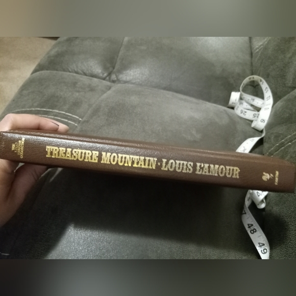 1982 Faux leather Hardcover Treasure Mountain by: Louis L'Amour - Picture 11 of 14